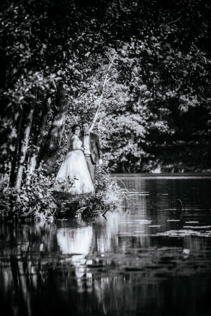 sesja ślubna w Borach Tucholskich - zdjęcia na łonie natury: na łąkach, na polu, w lesie i nad jeziorem na styku krain geograficznych Kaszub i Borów Tucholskich