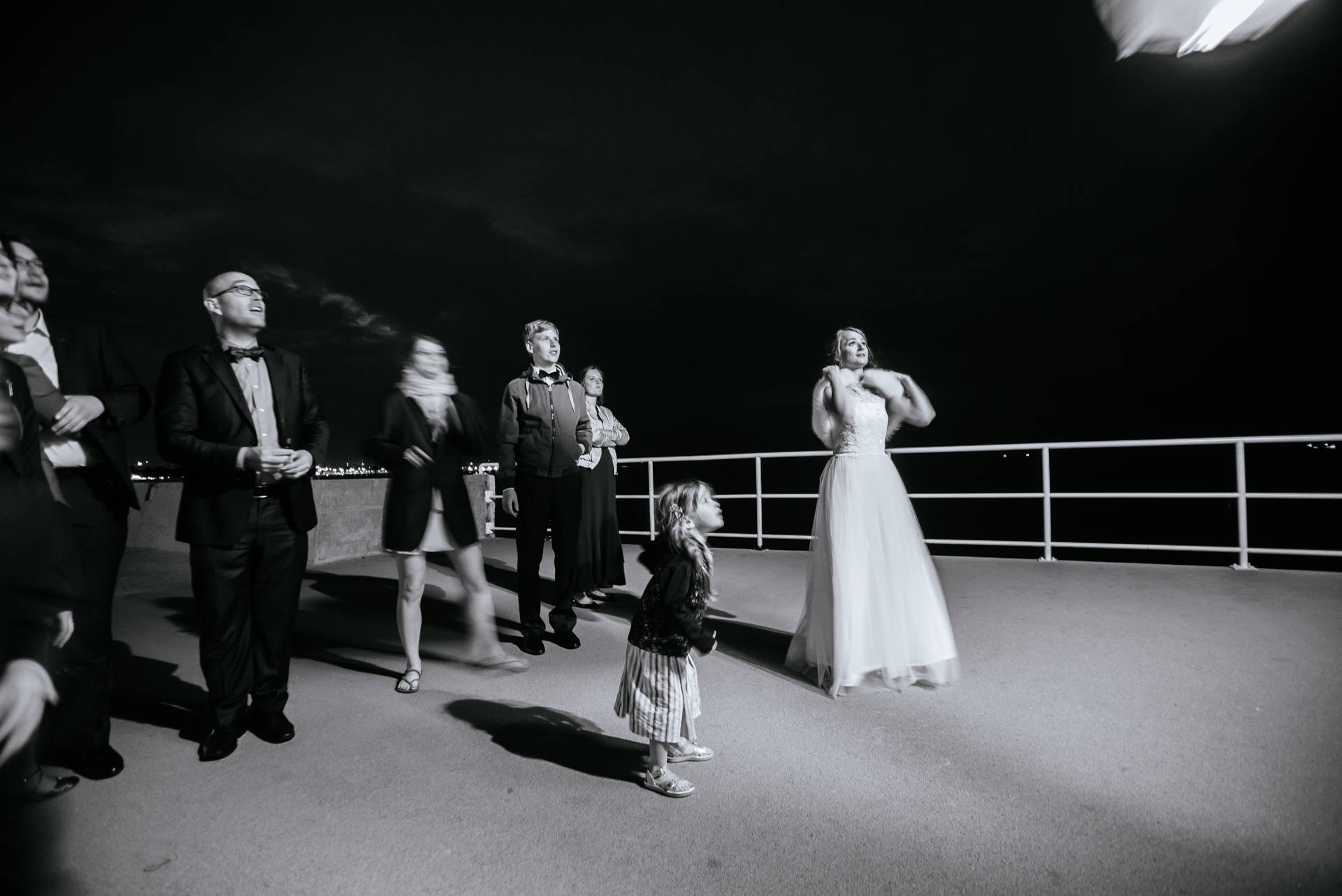 Kameralny ślub w zborze w Gdyni i wesele w nadmorskim Hotelu Gdyńskim, nad samym Bulwarem, kilkanaście metrów od morza i kilkadziesiąt od głównej plaży w Gdyni. Fot. aparatowo.pl
