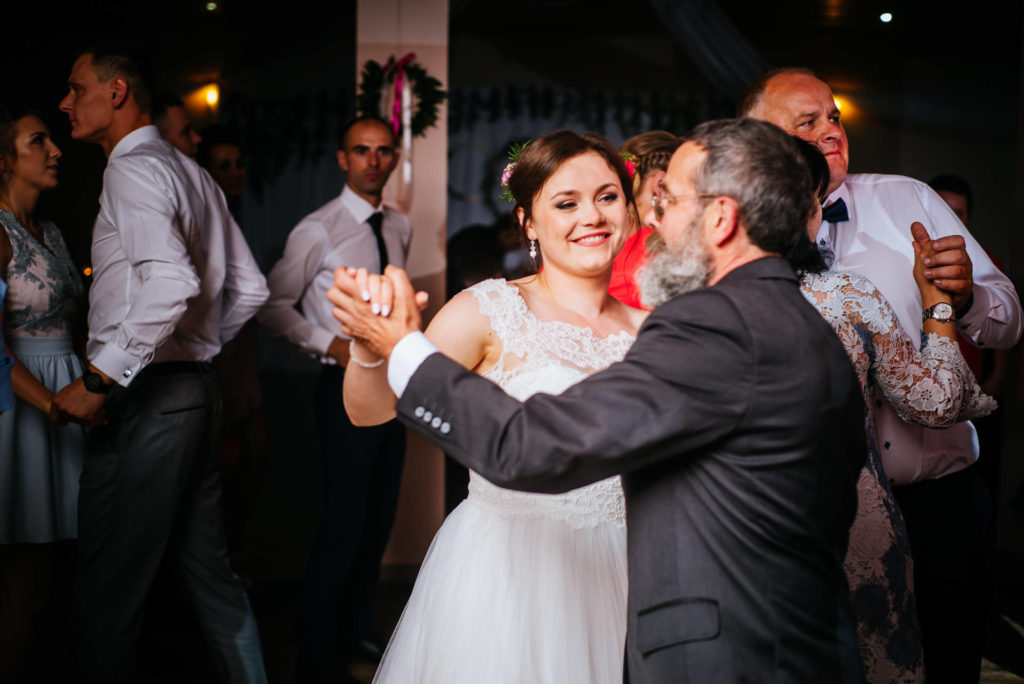 Poradnik ślubny - co to są oczepiny w trakcie wesela: taniec z rodzicami