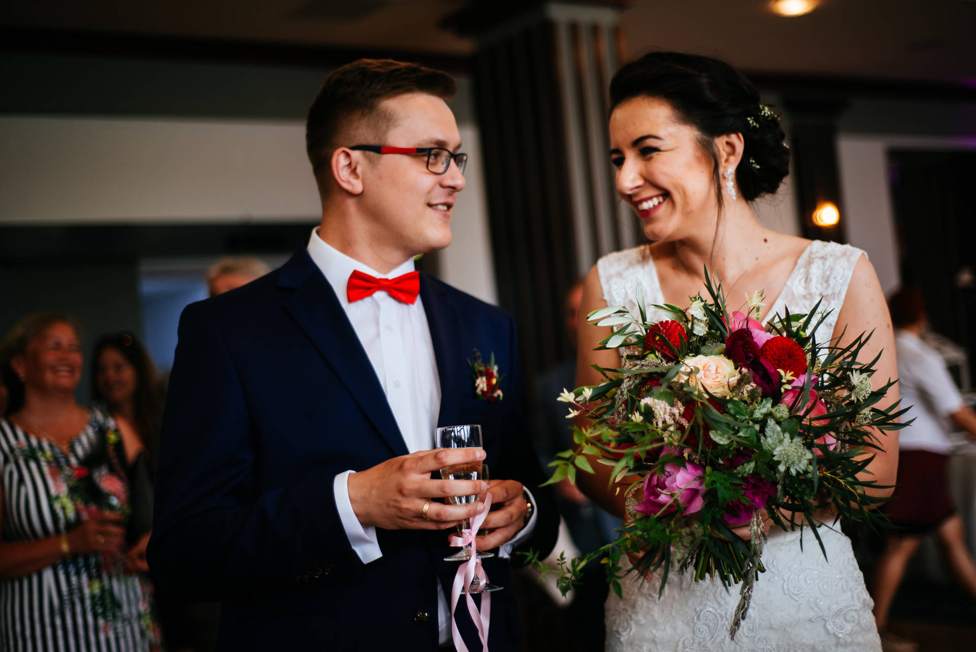 Ślub w Kościerzynie i wesele w Hotelu Szarlota nad jednym z jezior na Kaszubach - fot. Rafał i Magda Nitychoruk / www.aparatowo.pl