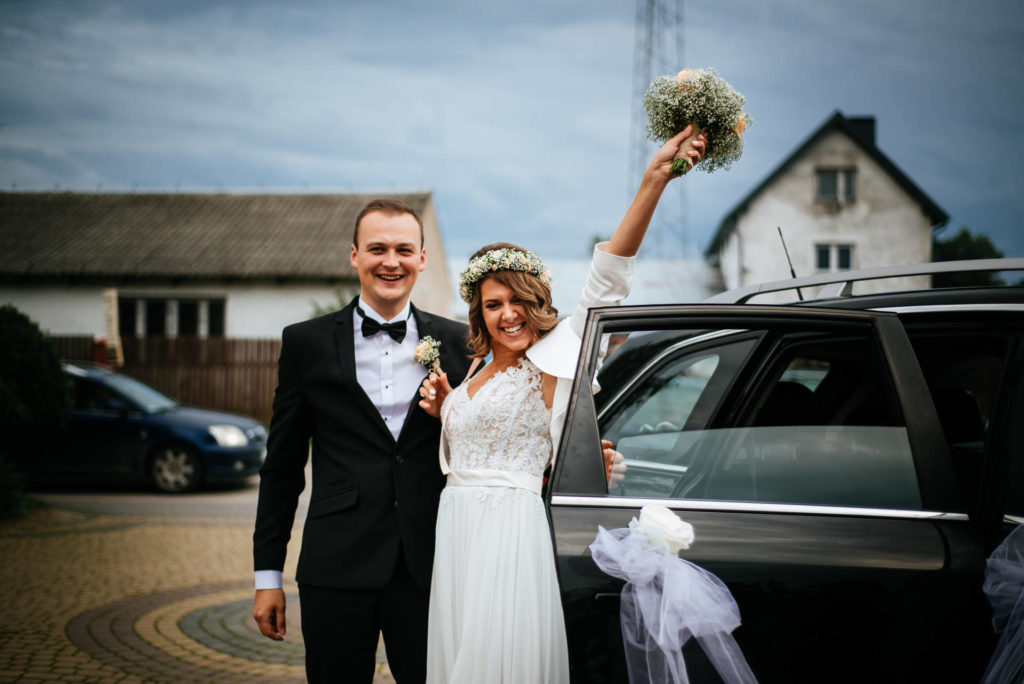 Opcje zmiany nazwiska po ślubie - Zdjęcie wykonane na ślubie konkordatowym na Mazurach, w okolicy Mikołajek i Mrągowa