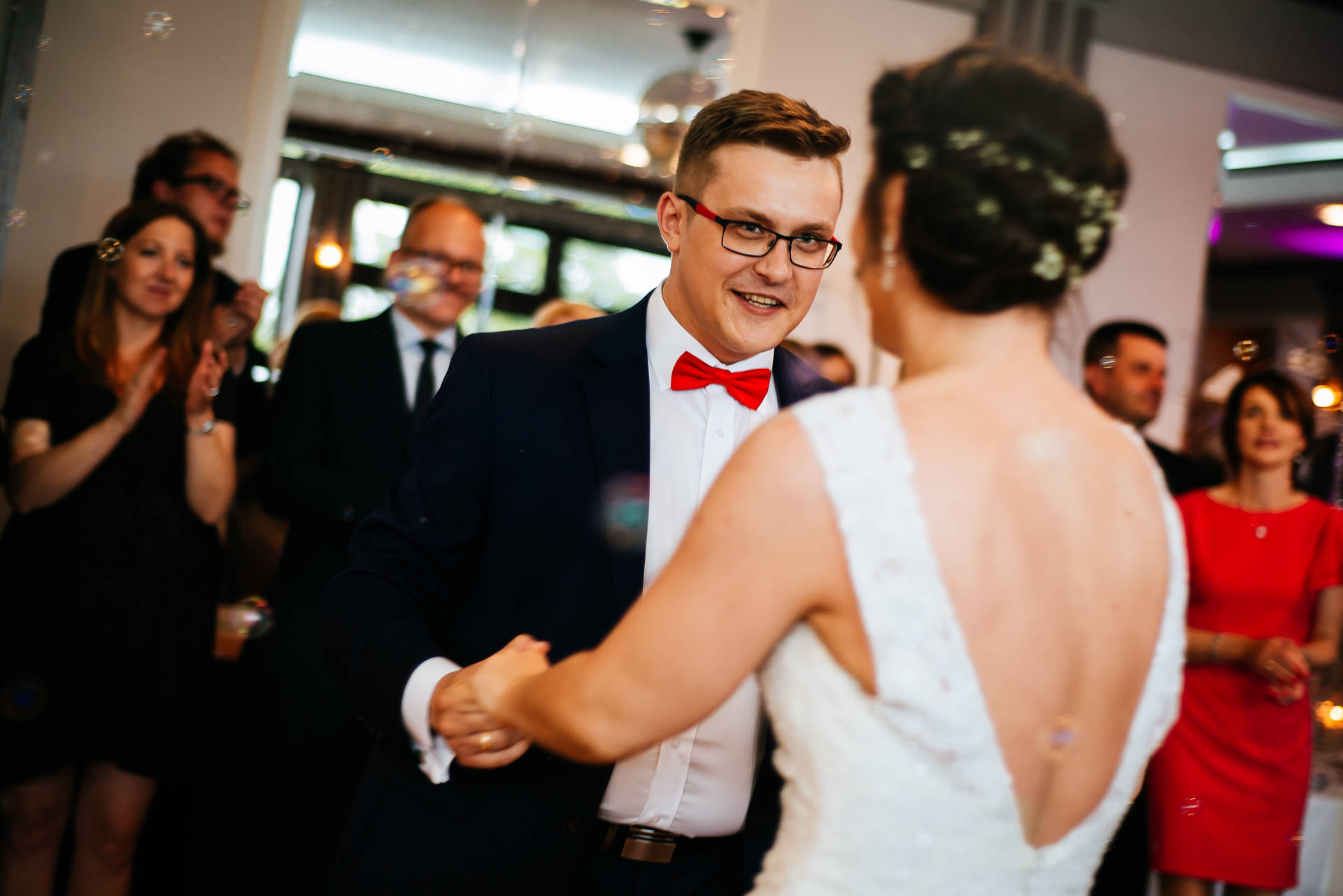 Ślub w Kościerzynie i wesele w Hotelu Szarlota nad jednym z jezior na Kaszubach - fot. Rafał i Magda Nitychoruk / www.aparatowo.pl