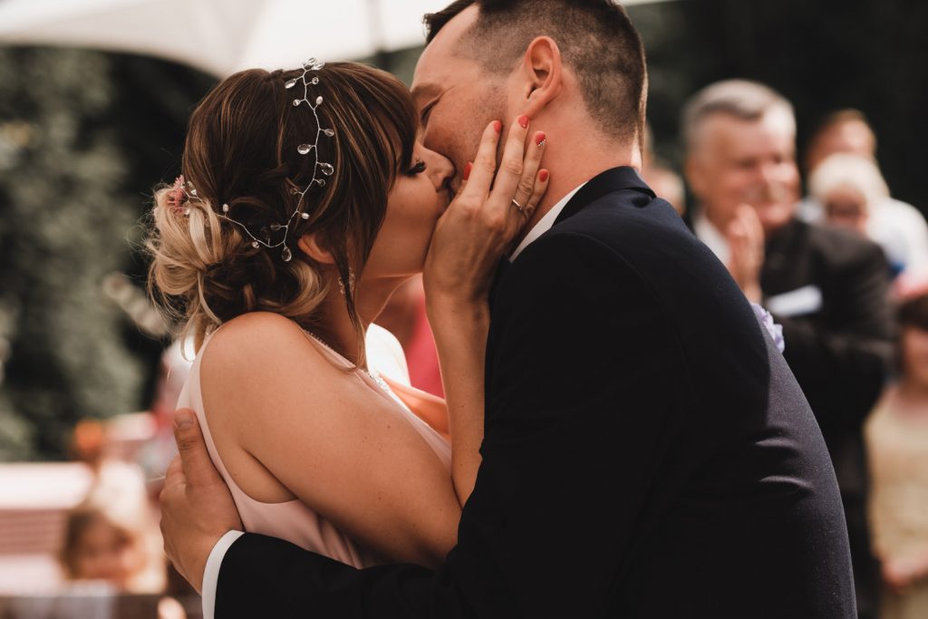 Przebieg slubu cywilnego w plenerze - pocałunek po przysiędze małżeńskiej