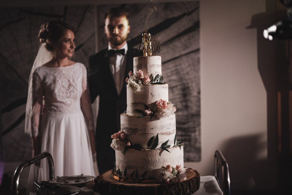 zimowe dekoracje sali weselnej - przystrojenie tortu ślubnego